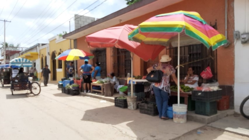 Comerciantes establecidos se quejan por aumento de vendedores ambulantes en Hecelchakán