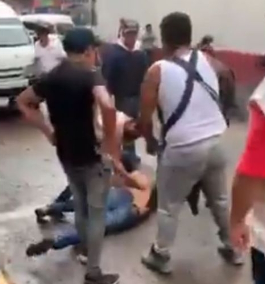 Bajan a patadas a presunto ladrón de una combi en Edomex: VIDEO