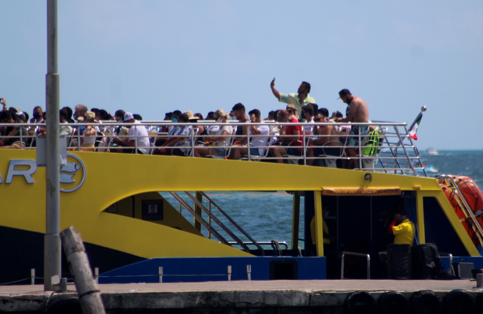 Turistas y ciudadanos incumplen medidas anticovid en el cruce marítimo Cancún-Isla Mujeres