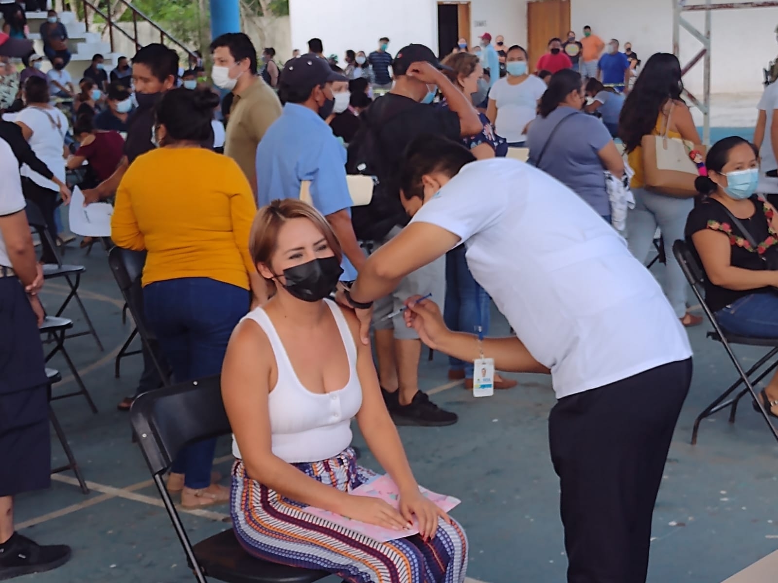 Los 'treintañeros' recibieron la vacuna contra el COVID-19 en el domo doble de la colonia Cecilio Chi en Felipe Carrillo Puerto