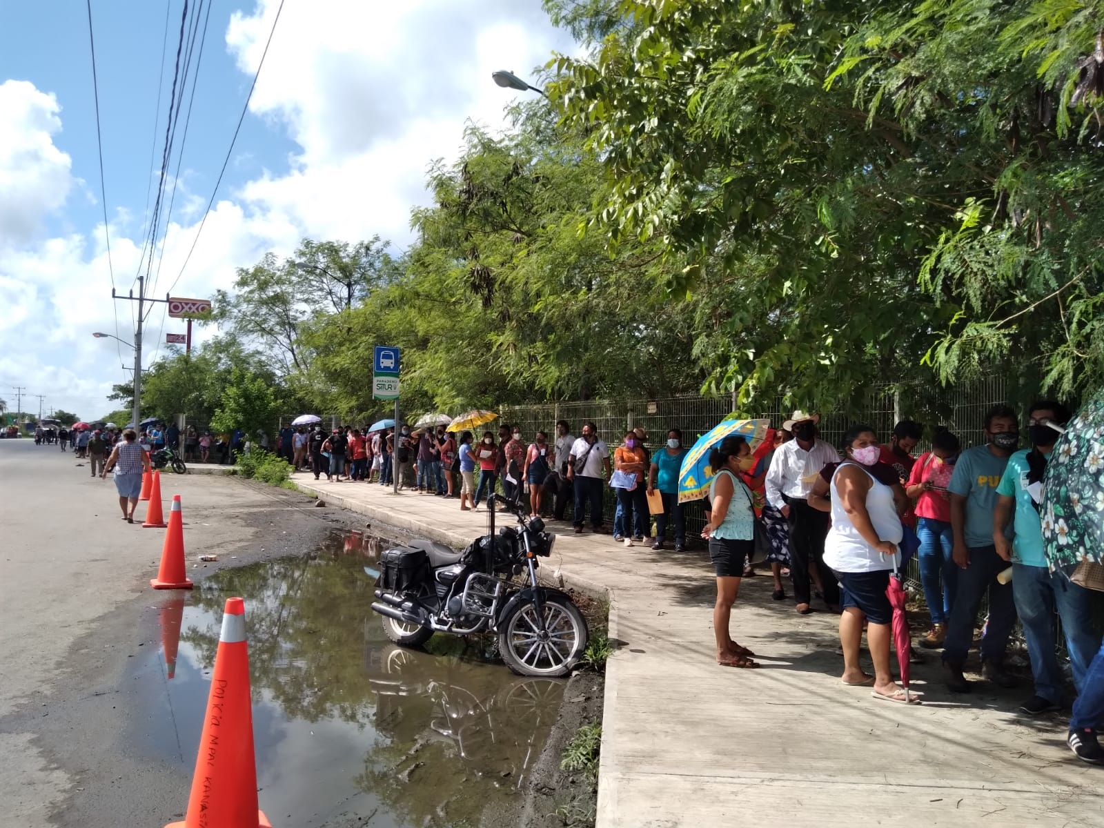 Una larga fila de hasta cinco cuadras se registró este lunes en Kanasín para recibir la vacuna contra el COVID-19