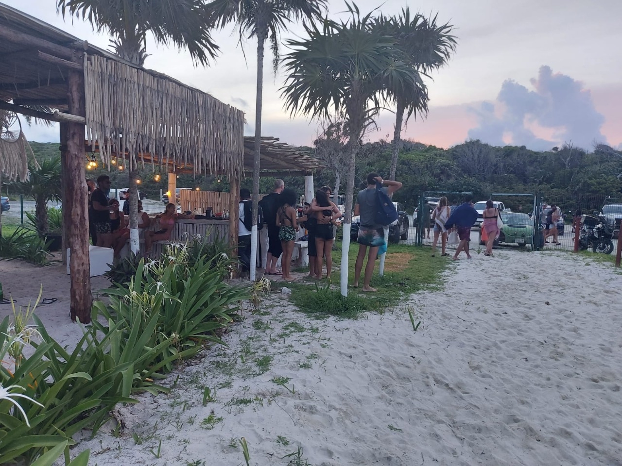 Inspectores clausura fiesta clandestina en Caleta Tankah de Tulum