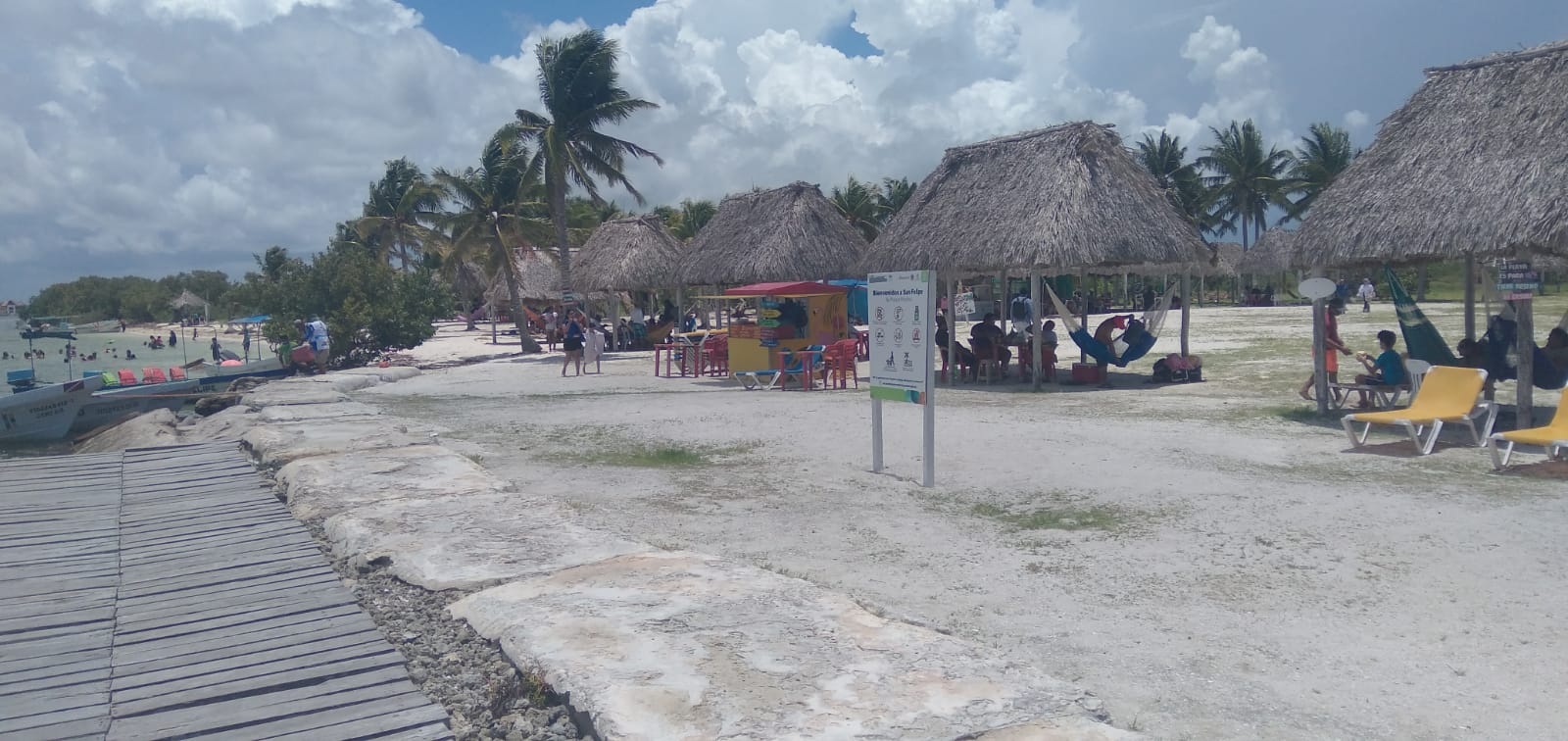 Sin importar el mal tiempo, los turistas aprovechan a conocer las playas del estado