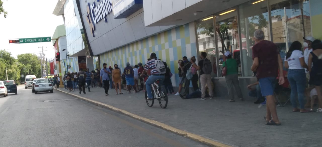 Cancunenses se aglomeran en módulos de pruebas COVID-19 en una plaza