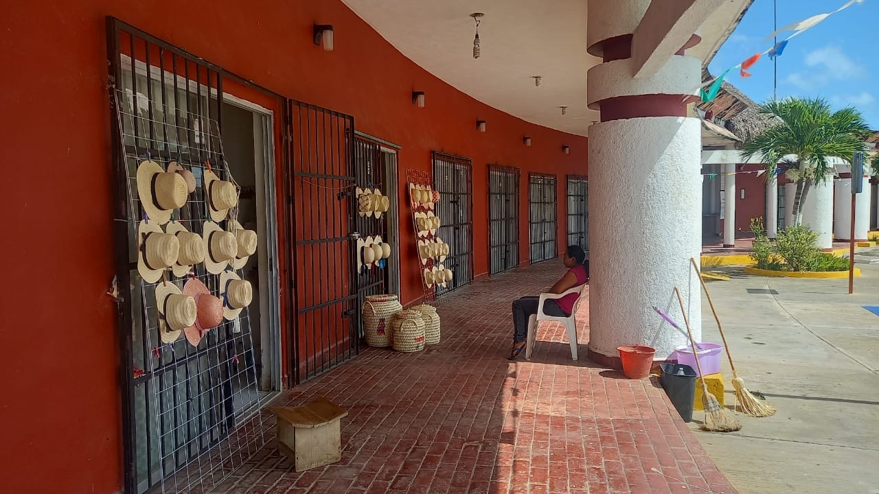 Bajan ventas de artesanías de Calkiní por construcción de la carretera federal de Campeche