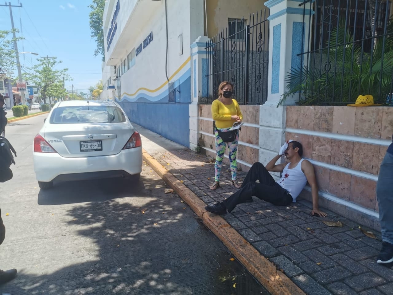 Tras choque, taxista golpea con un tubo a hombre y lo deja tirado en la banqueta