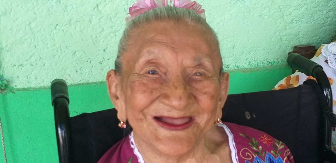 A doña María aún le gusta bailar jarana desde su silla de ruedas a pesar de las limitantes de la edad