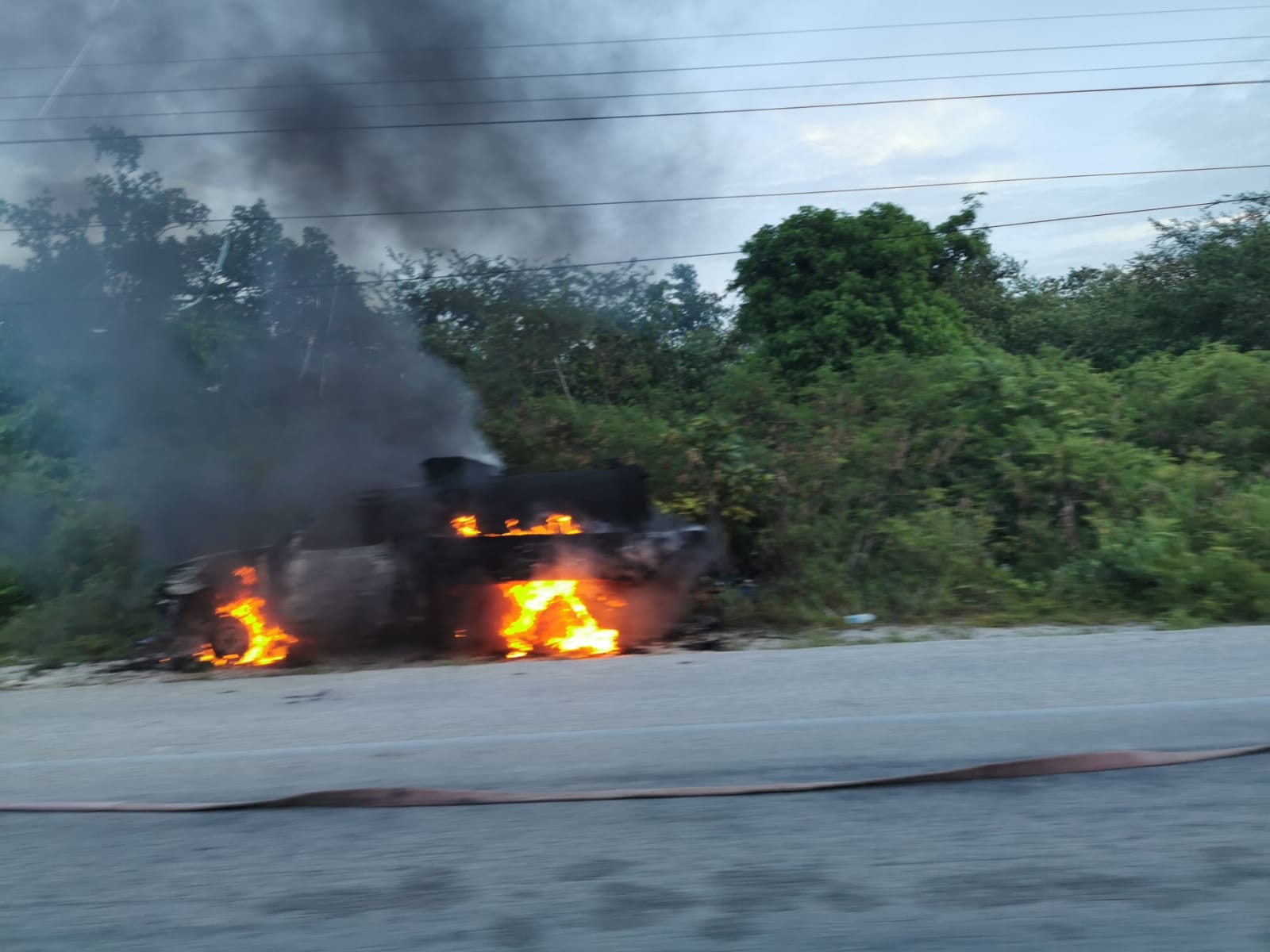 El incendio en el automóvil generó una pequeña columna de fuego en la carretera de Tulum a Puerto Aventuras