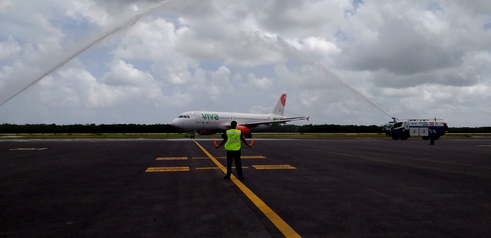 Con el tradicional 'Arco de Agua' fue recibido este primer avión, símbolo del reinicio de operaciones de la conexión aérea