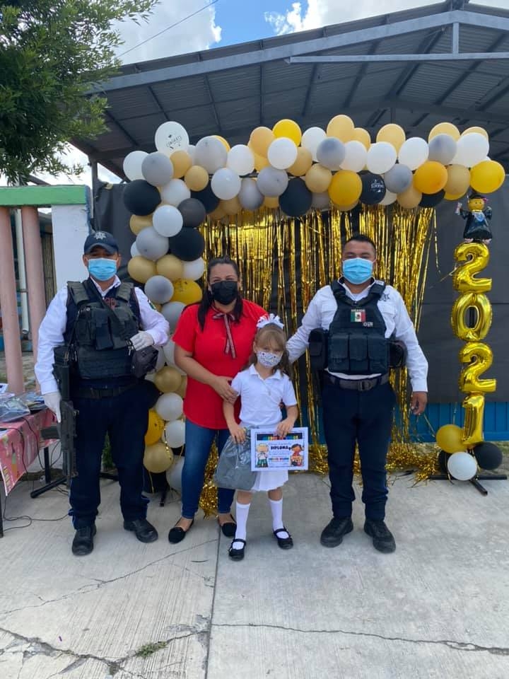 Policías escoltan a niña en su caravana de graduación en Tamaulipas