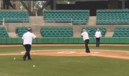 AMLO juega béisbol con ‘gobernadores’ de Sonora y sale ponchado