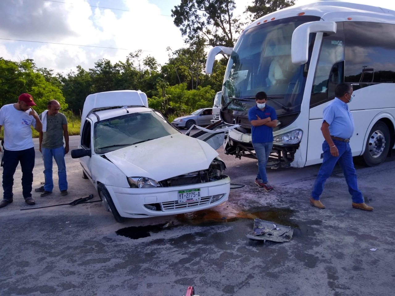 El autobús se impacto contra el lateral izquierdo del automóvil blanco sobre la avenida Huayacán en Cancún