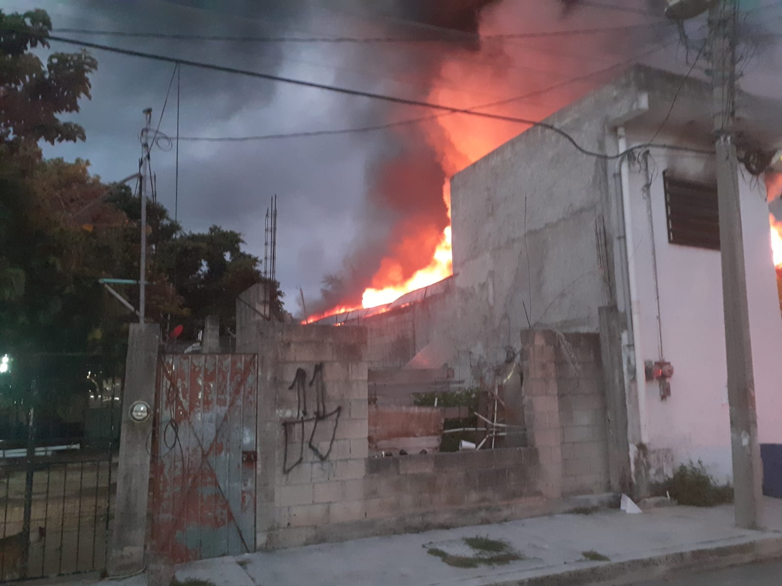 Incendio consume bodega de muebles de un hotel en Playa del Carmen