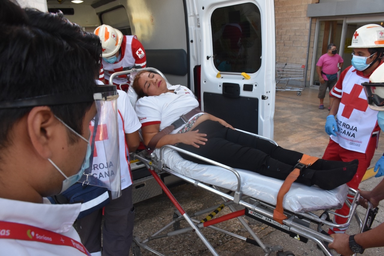 La mujer fue trasladada al hospital por paramédicos de la Cruz Roja