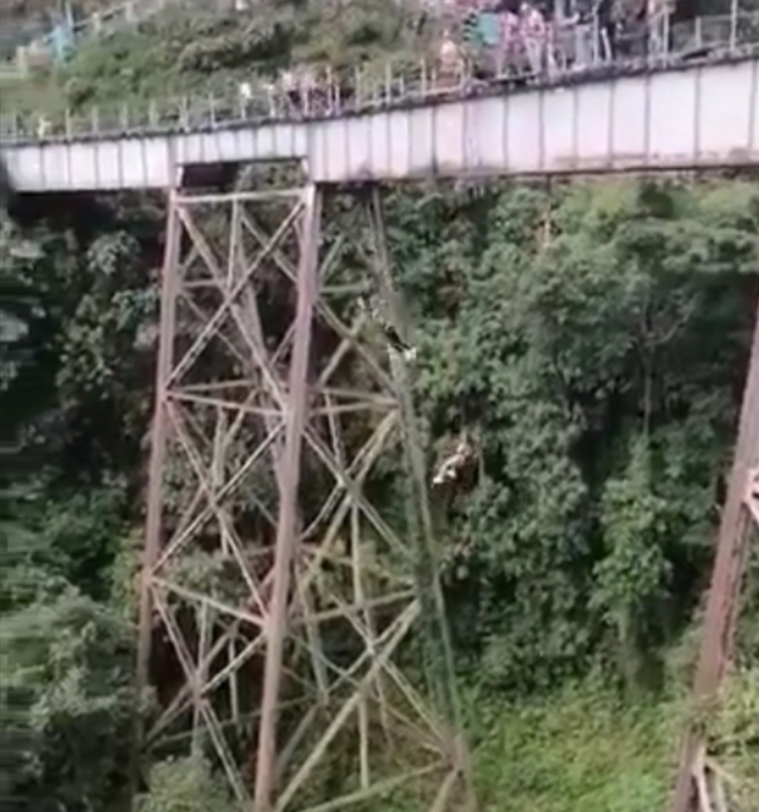 Muere mujer en accidente mientras practicaba ‘puenting’ en Colombia