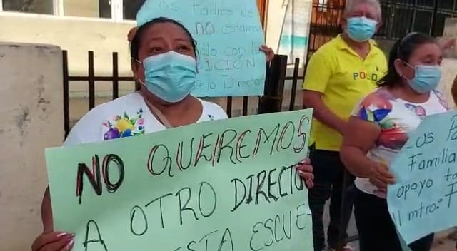 Padres de familia protestan contra cambio de director en escuela de Hecelchakán, Campeche