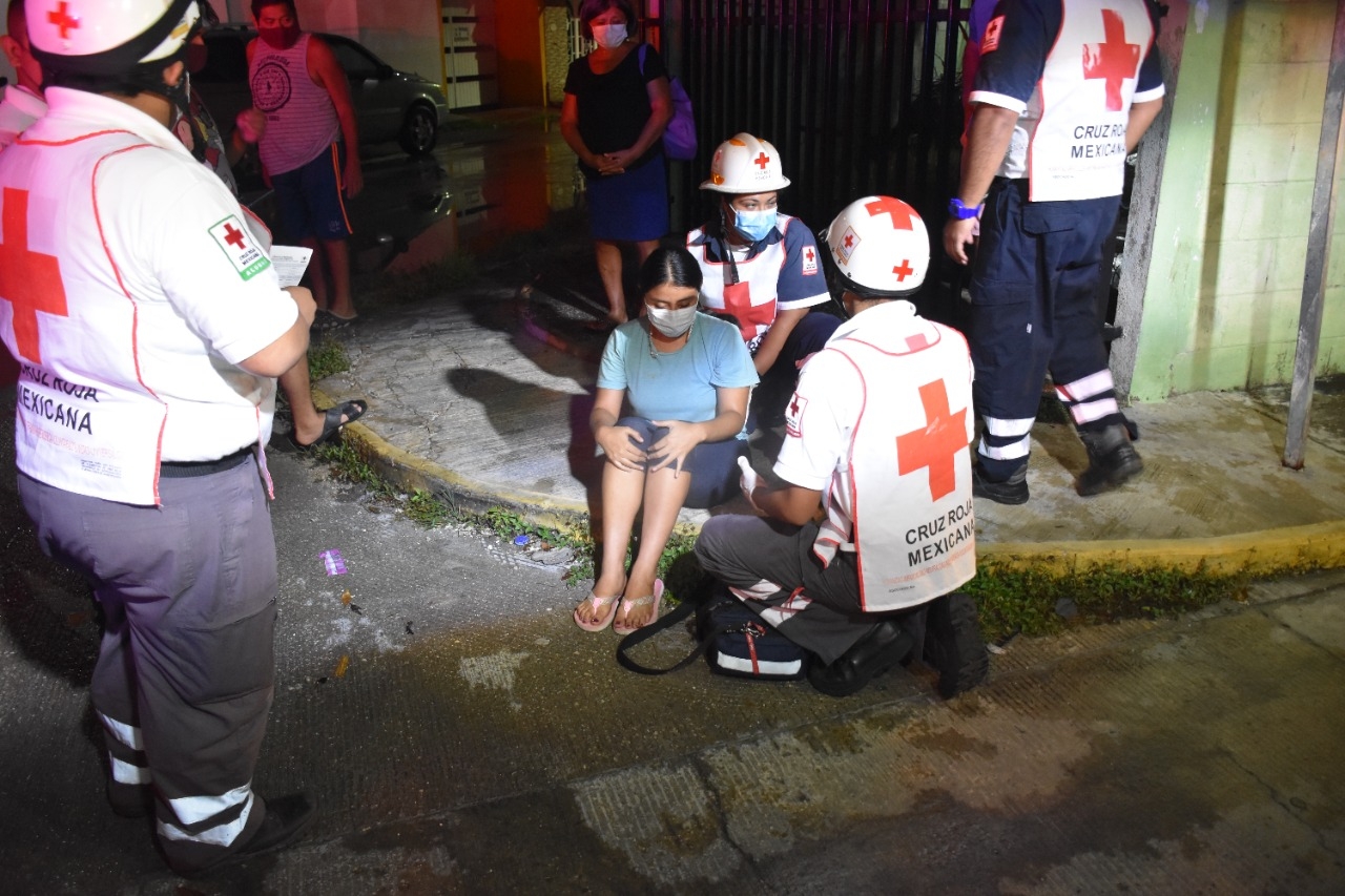 Motociclista huye y deja a su esposa lesionada tras derrapar en colonia de Campeche