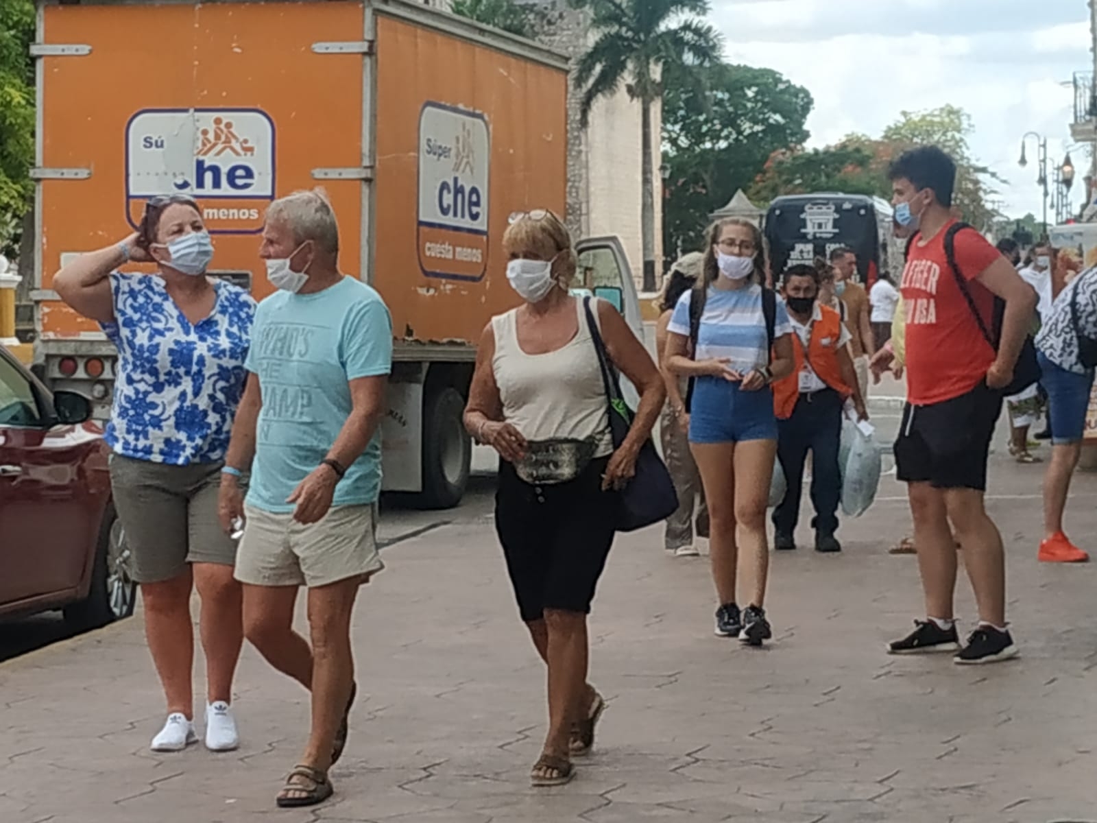 Muchos de los paseantes llegan con paquetes donde les incluyen los insumo básicos