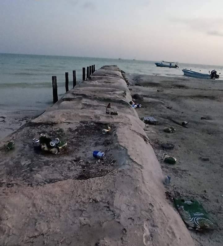 Pobladores acusan a turistas de convertir las playas de Holbox en tiraderos