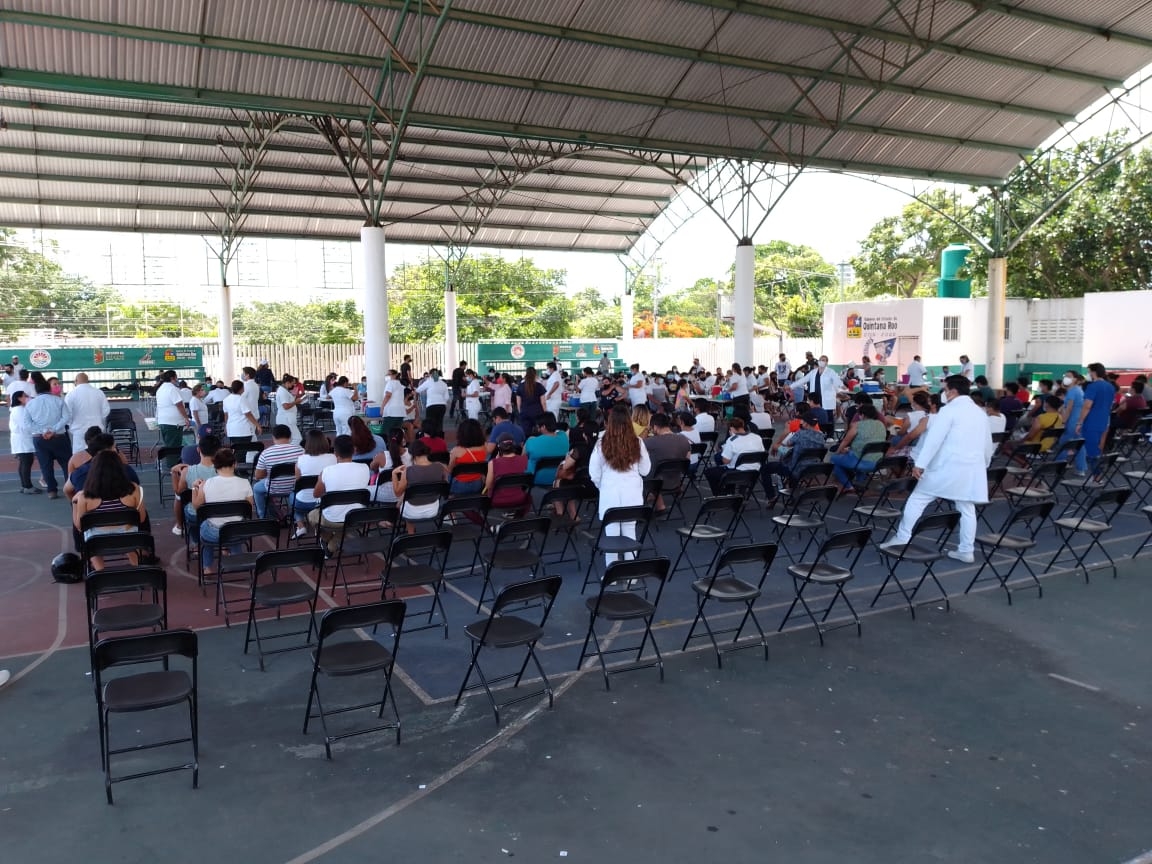 Jóvenes reciben vacuna de AstraZeneca en el domo del 'Jacinto Canek' en Cancún: VIDEO