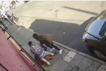 Golpean a mujer en presencia de su hijo durante un asalto en Oaxaca: VIDEO