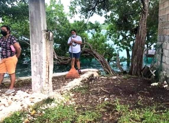 Tiran barda que impedía acceso a la Laguna de Bacalar en Xul-Ha, Quintana Roo
