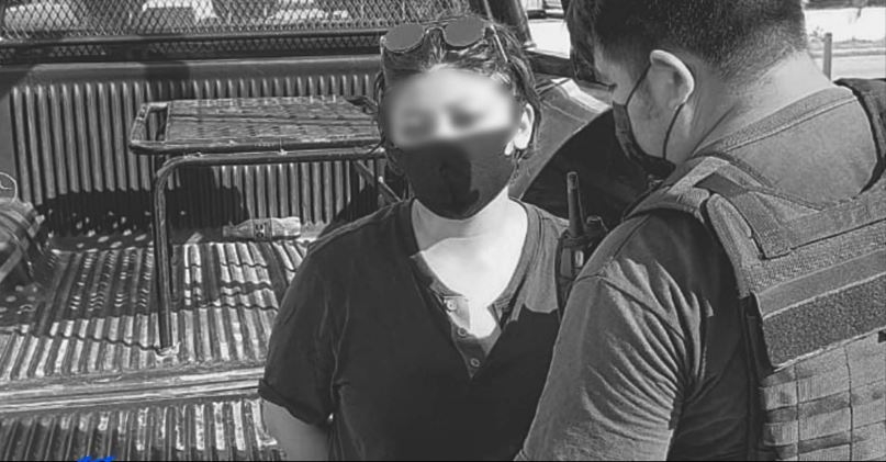 La pareja de la mujer huyó del lugar en una motocicleta