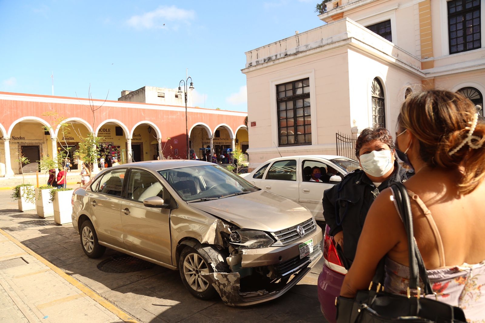 Automovilista choca contra dos maceteros en el centro de Mérida