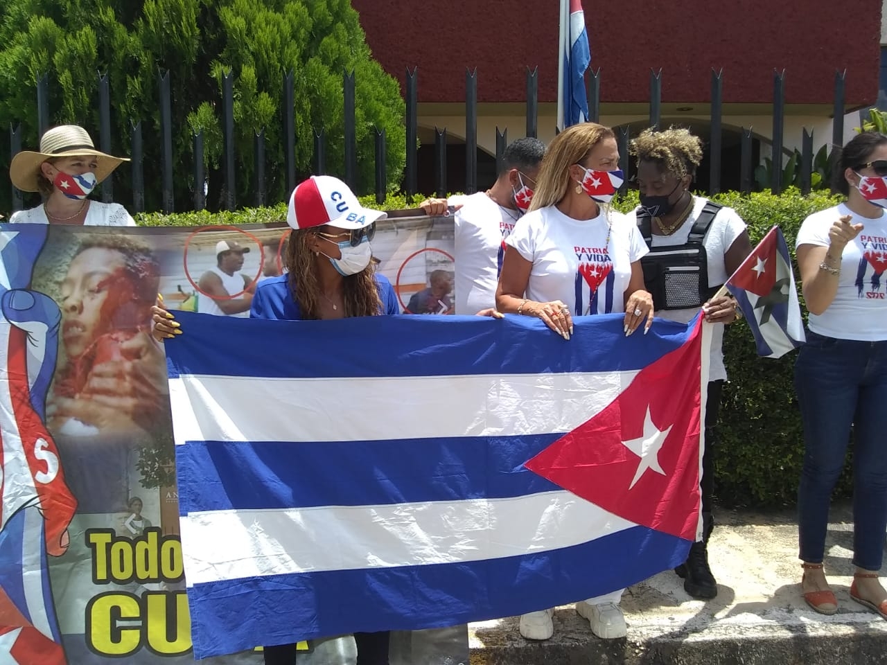 Niurka se une a manifestación de residentes cubanos en Mérida