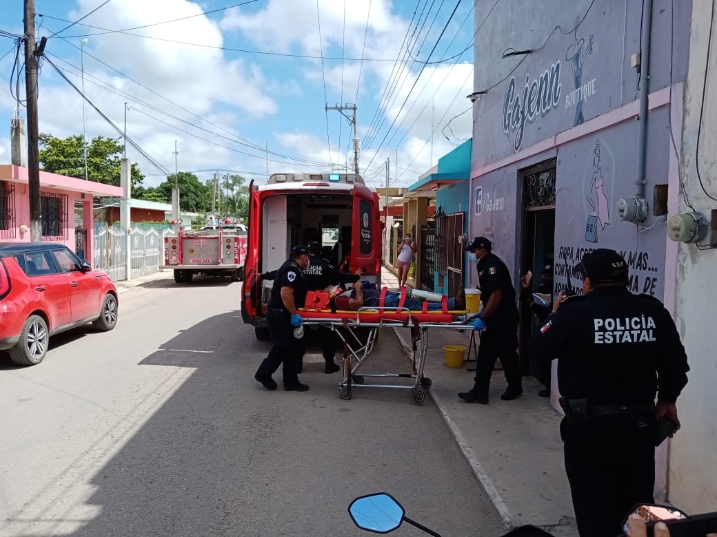 El hombre sufrió varios golpes y una fractura en el brazo por lo que fue trasladado a un hospital