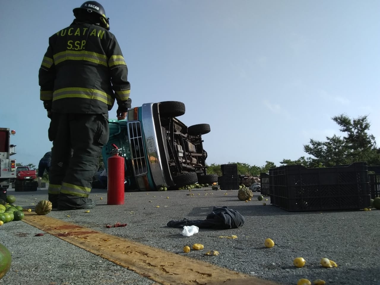 Volcadura en la carretera federal Mérida-Chetumal deja tres lesionados: VIDEO