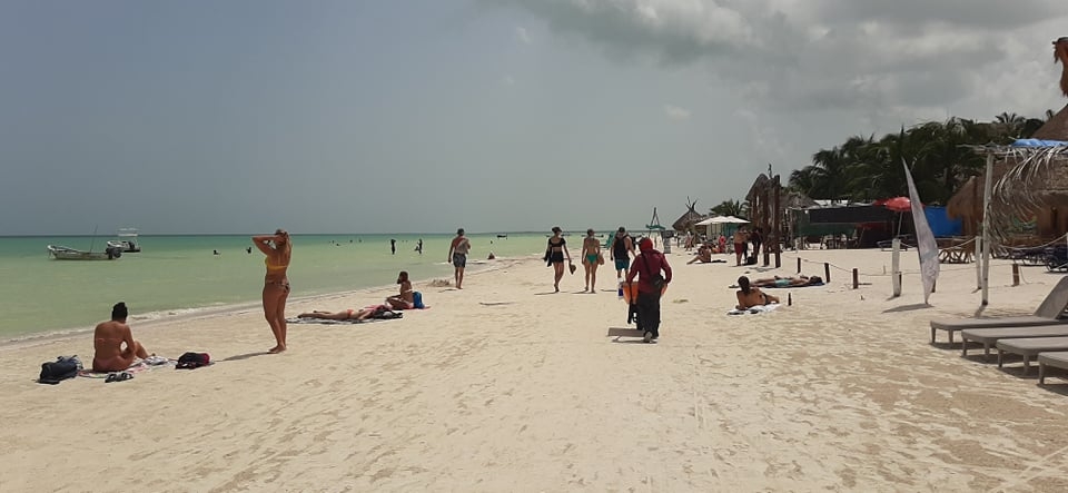 Las playas de Holbox, libres de sargazo, están atrayendo al turismo nacional y extranjero, quienes buscan disfrutar de su belleza