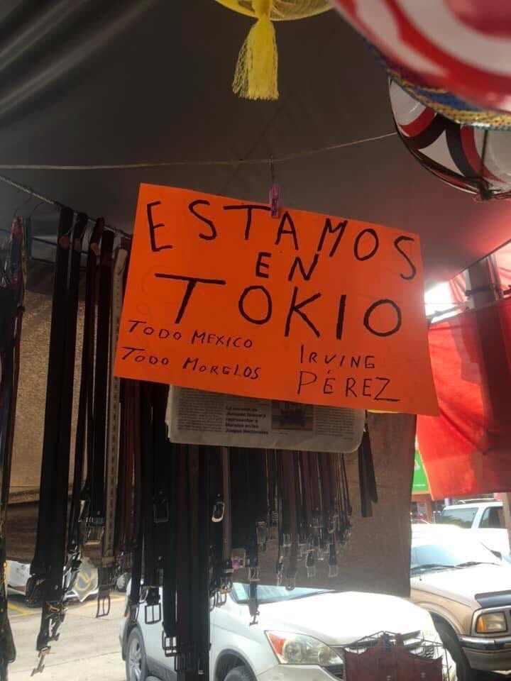 El adulto mayor colocó un letrero hecho a mano en su puesto del mercado Benito Juárez, en Jojutla, Morelos