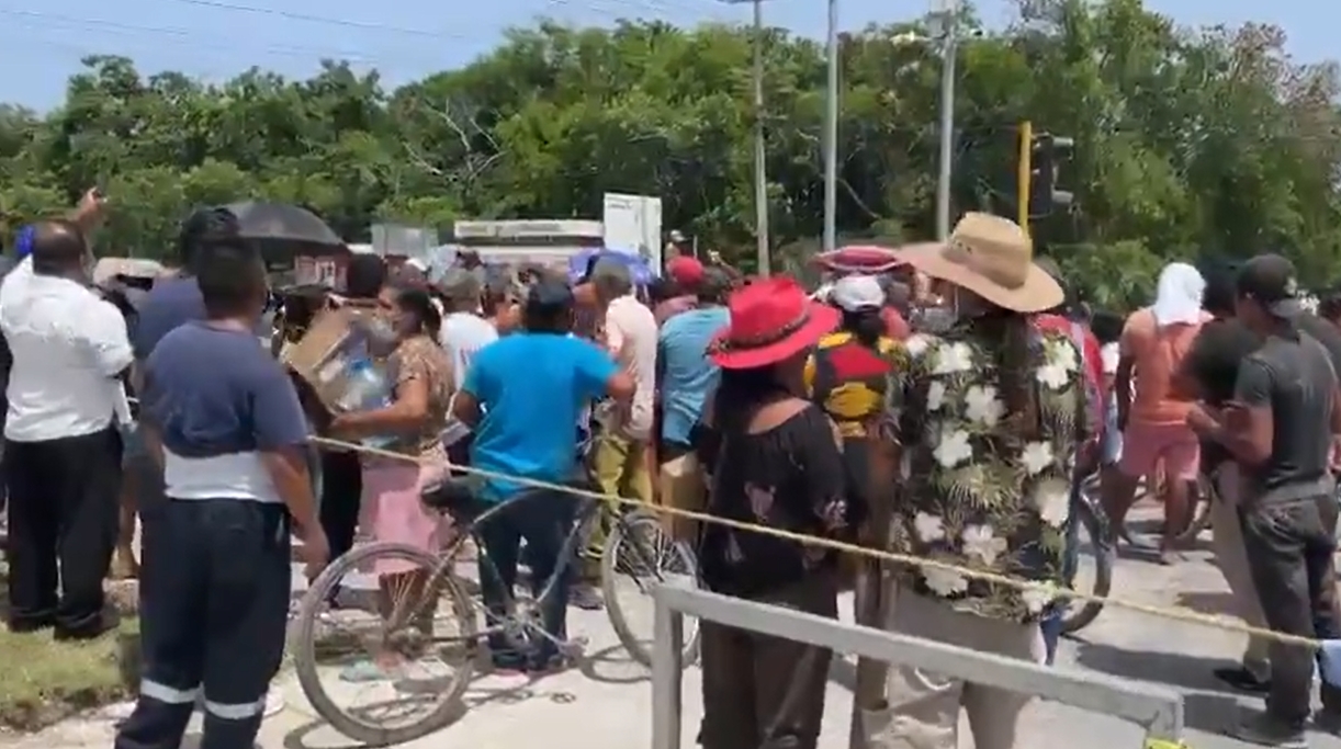 Alrededor de 50 personas bloquearon la carretera de Tulum hacia Playa del Carmen luego de ser desalojados de sus viviendas