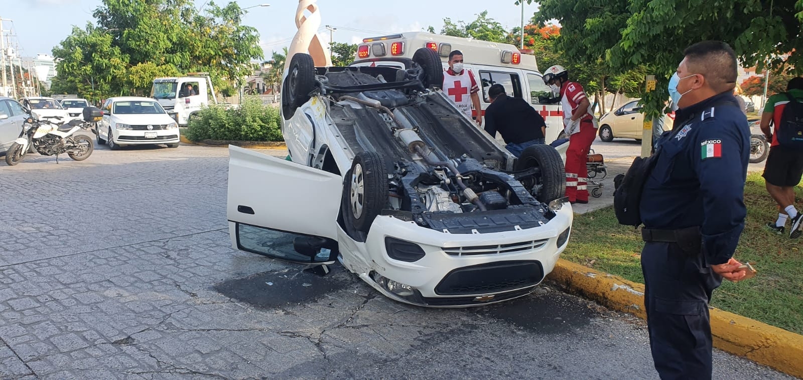 Se vuelca vehículo sobre la Avenida Labná con Avenida Yaxchilán