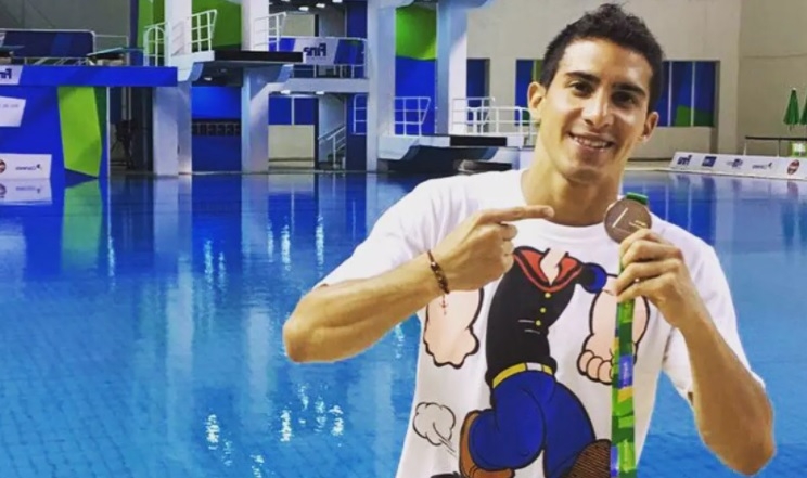 El día que Rommel Pacheco recibió una medalla con la playera de Popeye