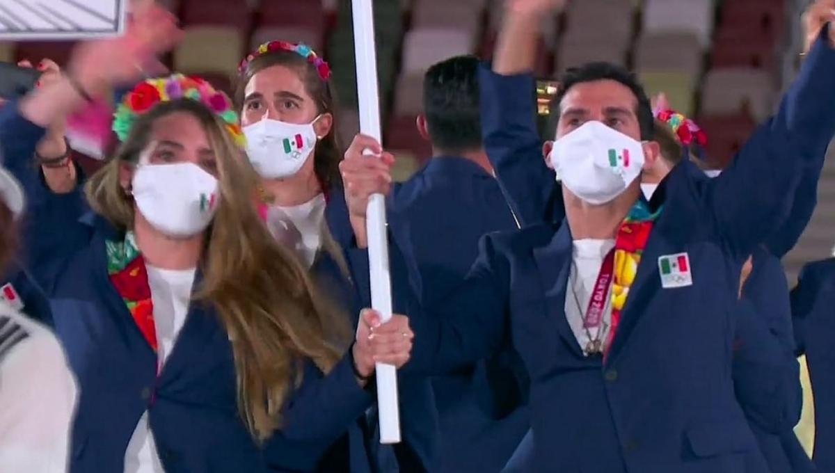 La golfista Gaby López y el clavadista Rommel Pacheco fueron los encargados de portar la bandera mexicana. Foto: Conade