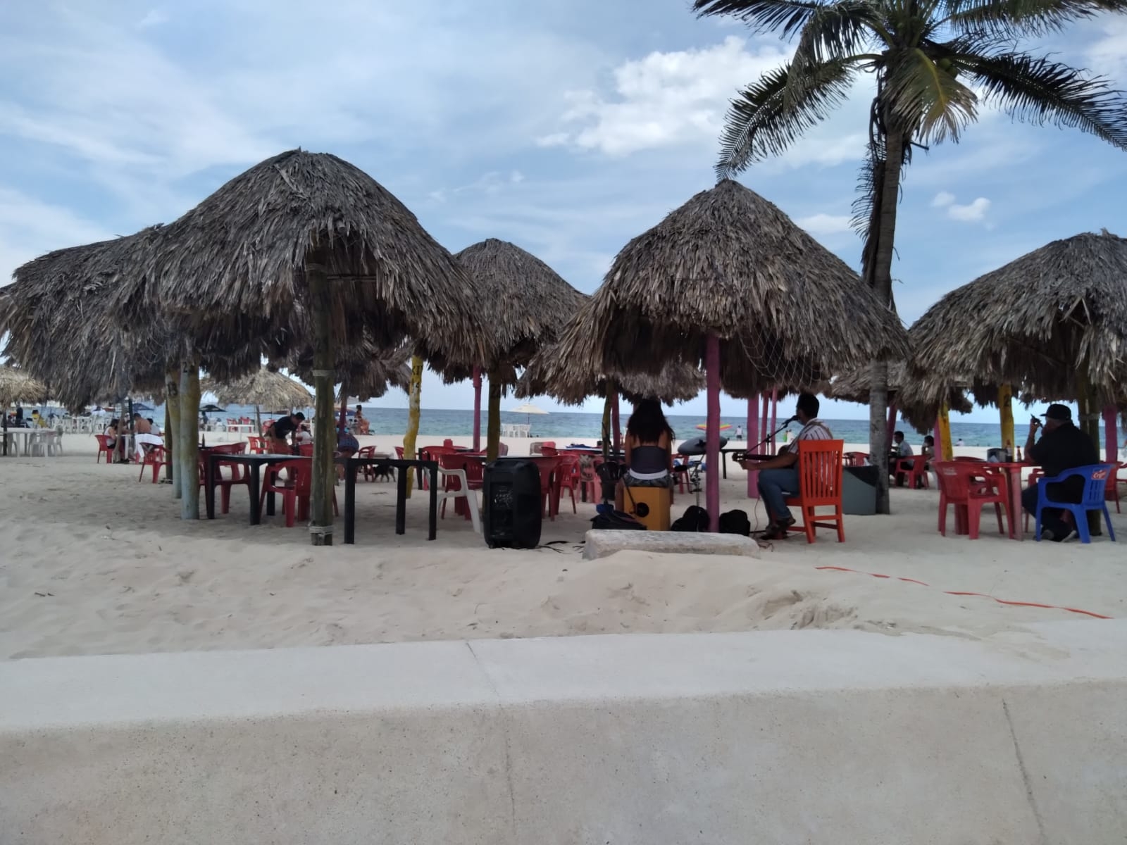 Bañistas aprovechan playa de Progreso, Yucatán, previo al cierre