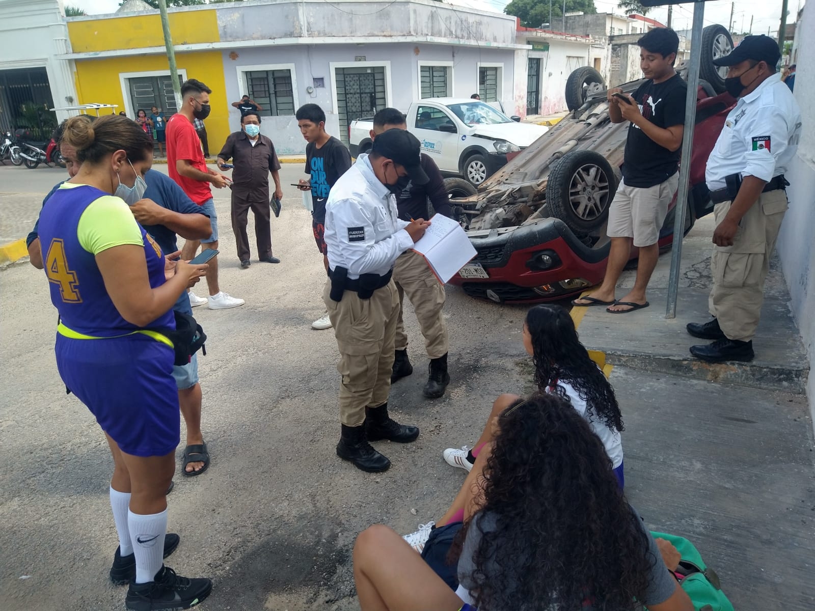 Vuelca carro con cinco deportistas en Tizimín, Yucatán