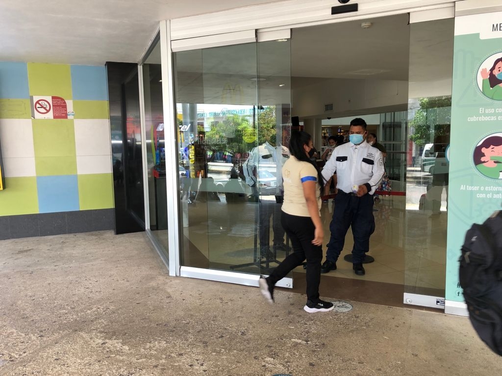 Vigilantes reabren acceso normal de personas a Plaza Las Tiendas en Cancún