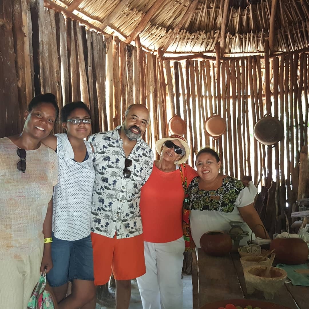 El turista inmortalizó ese momento familiar en Cozumel con fotografías, presumiendo a quien le enseño a hacer tortillas a mano