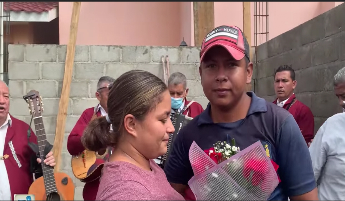 Con la ayuda de todos sus amigos trabajadores, Esdras, el albañil hondureño logró sorprender a su prometida.