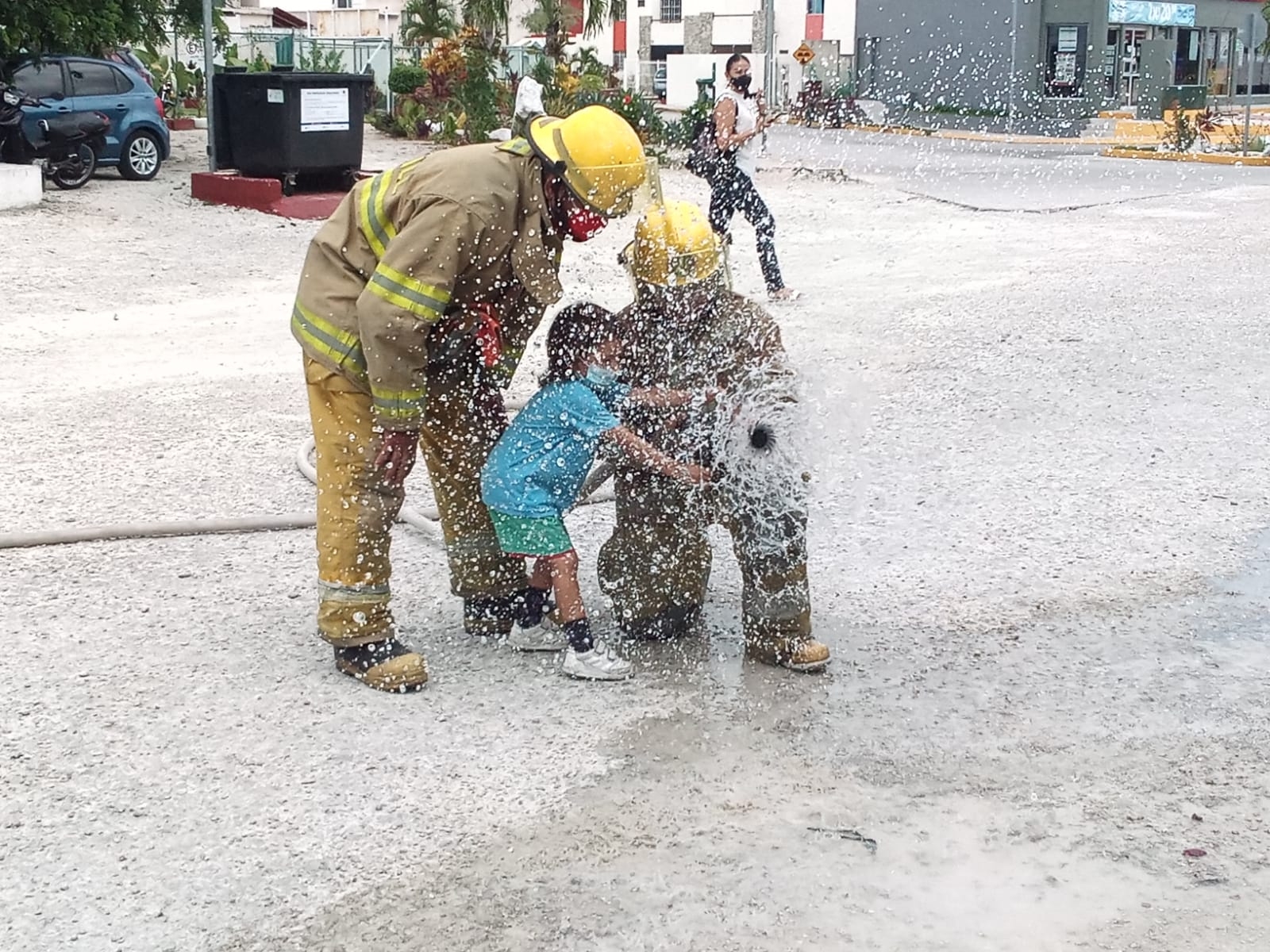 Niños y adolescentes participaron en simulacros para sofocar un incendio