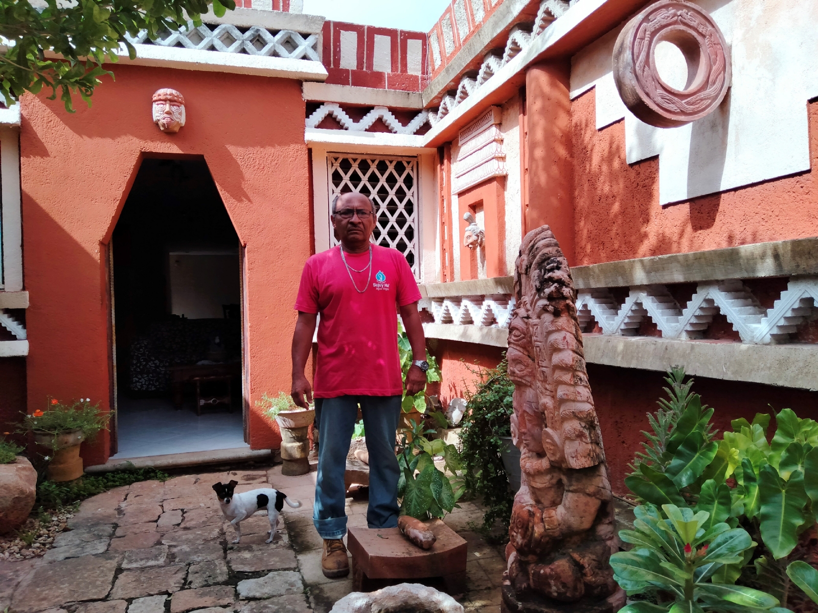 Artesano imparte talleres de labrado de madera en Muna, Yucatán