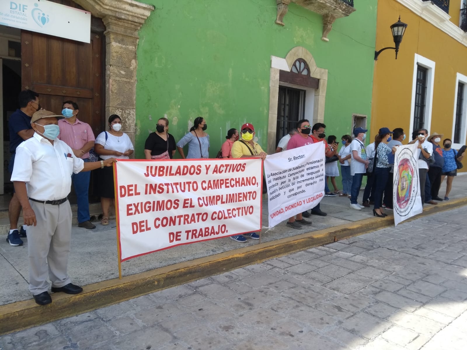 Trabajadores del Instituto Campechano protestan afuera de Palacio de Gobierno