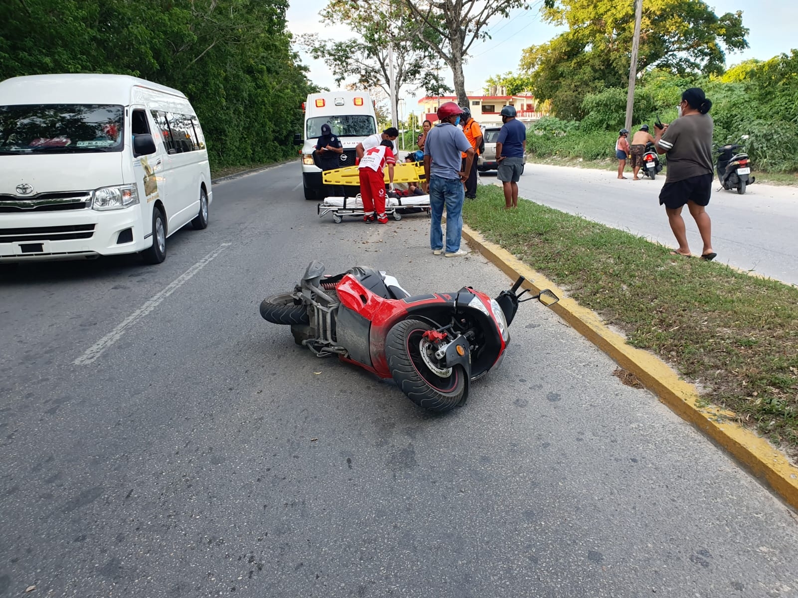 La unidad permaneció sobre la prolongación de la avenida 65; el lesionado fue atendido por paramédicos en Cozumel