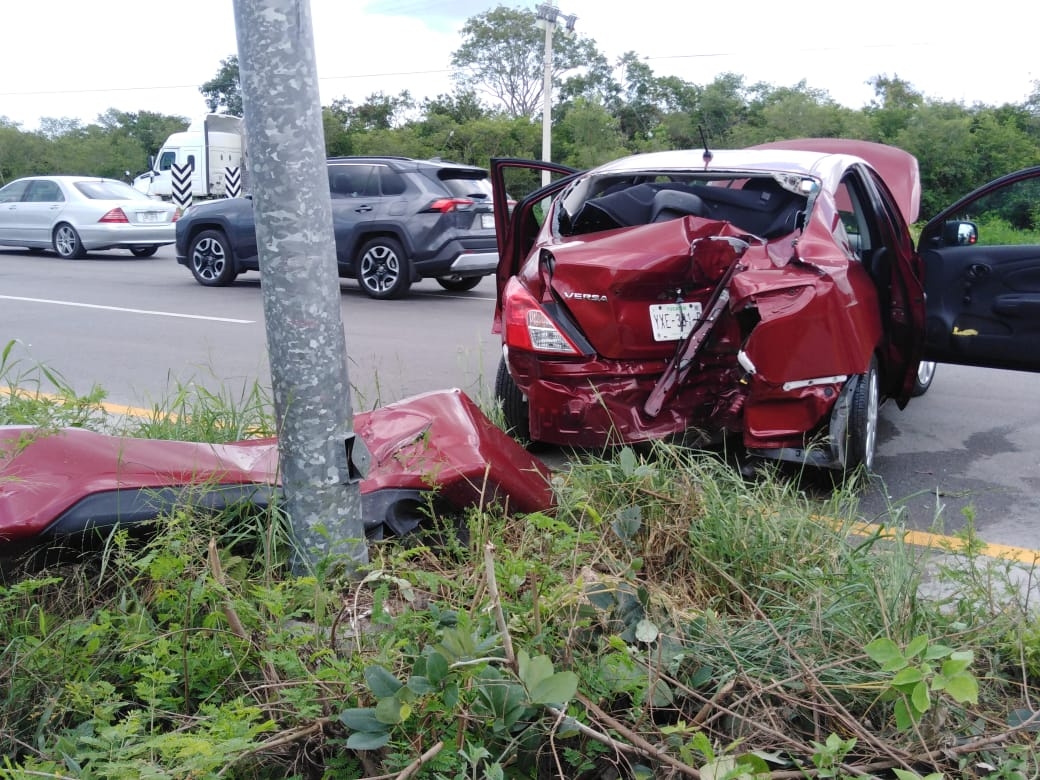 Tras el golpe en la parte trasera del automóvil, éste dio una serie de vueltas sobre su eje en el asfalto para luego terminar estampado en un poste