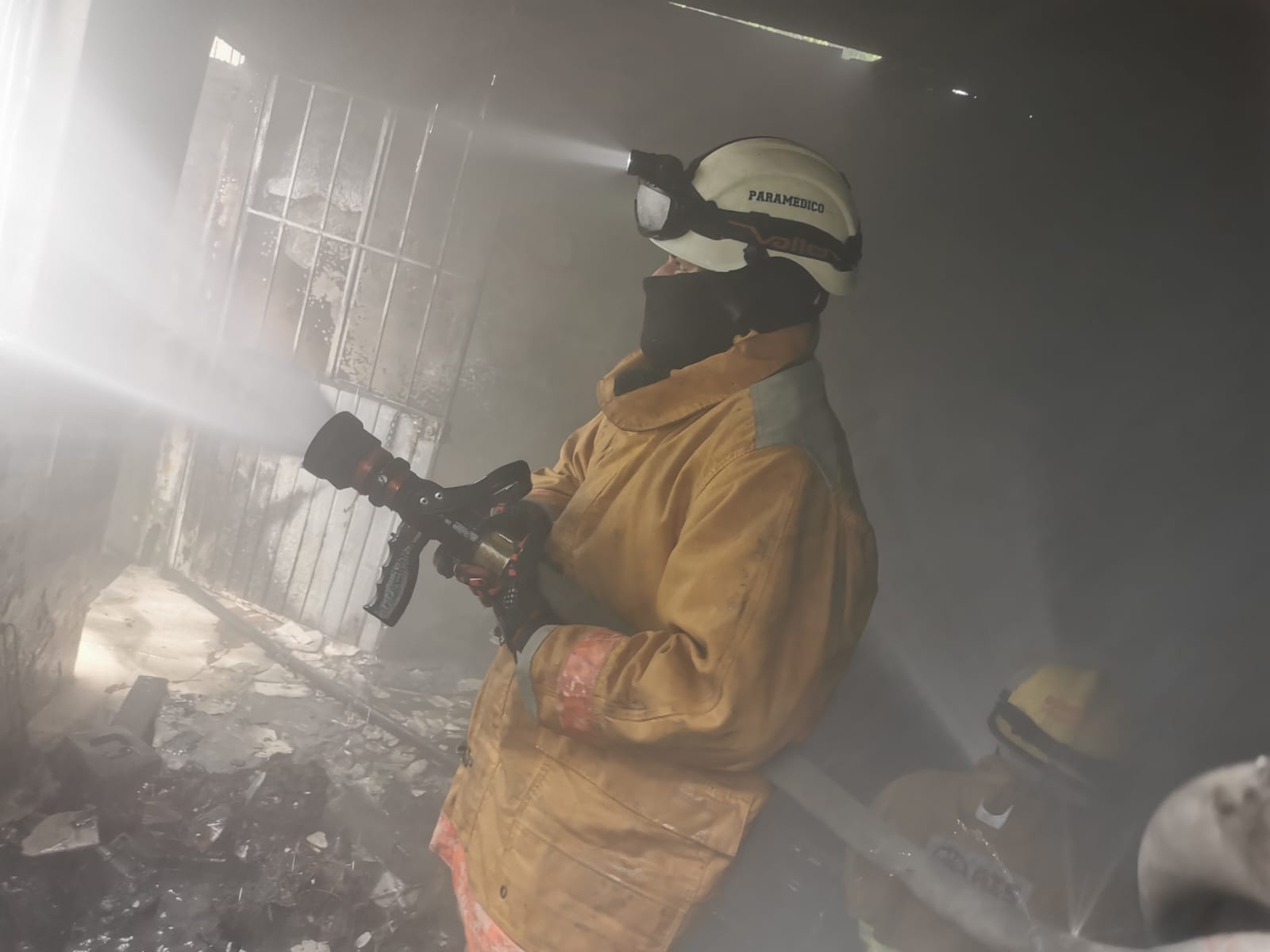 A pesar de que los bomberos trabajaron por media hora, no lograron salvar el contenido de la bodega