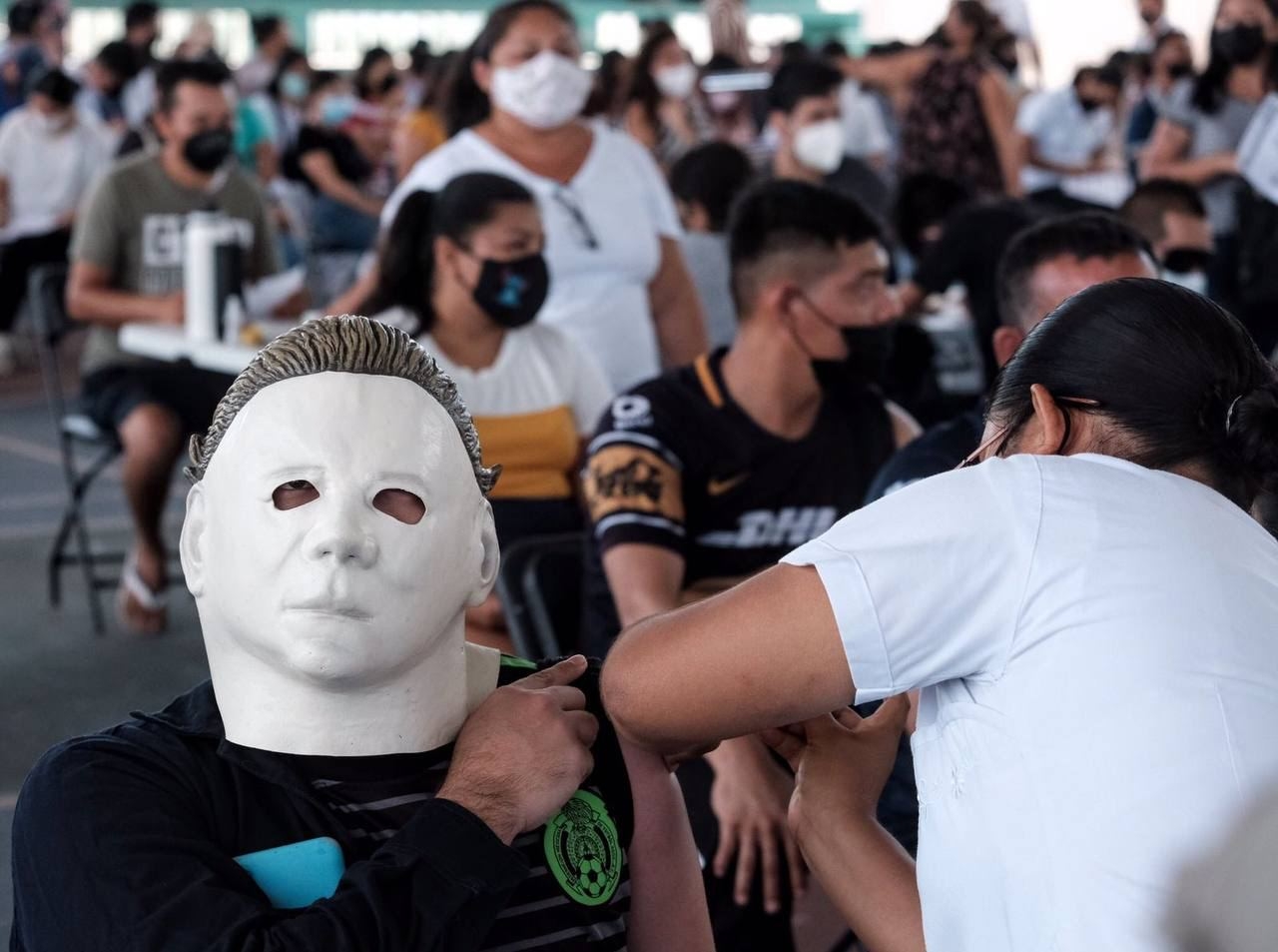 'Michael Myers' acude a vacunación de chavos contra COVID-19 en Cancún