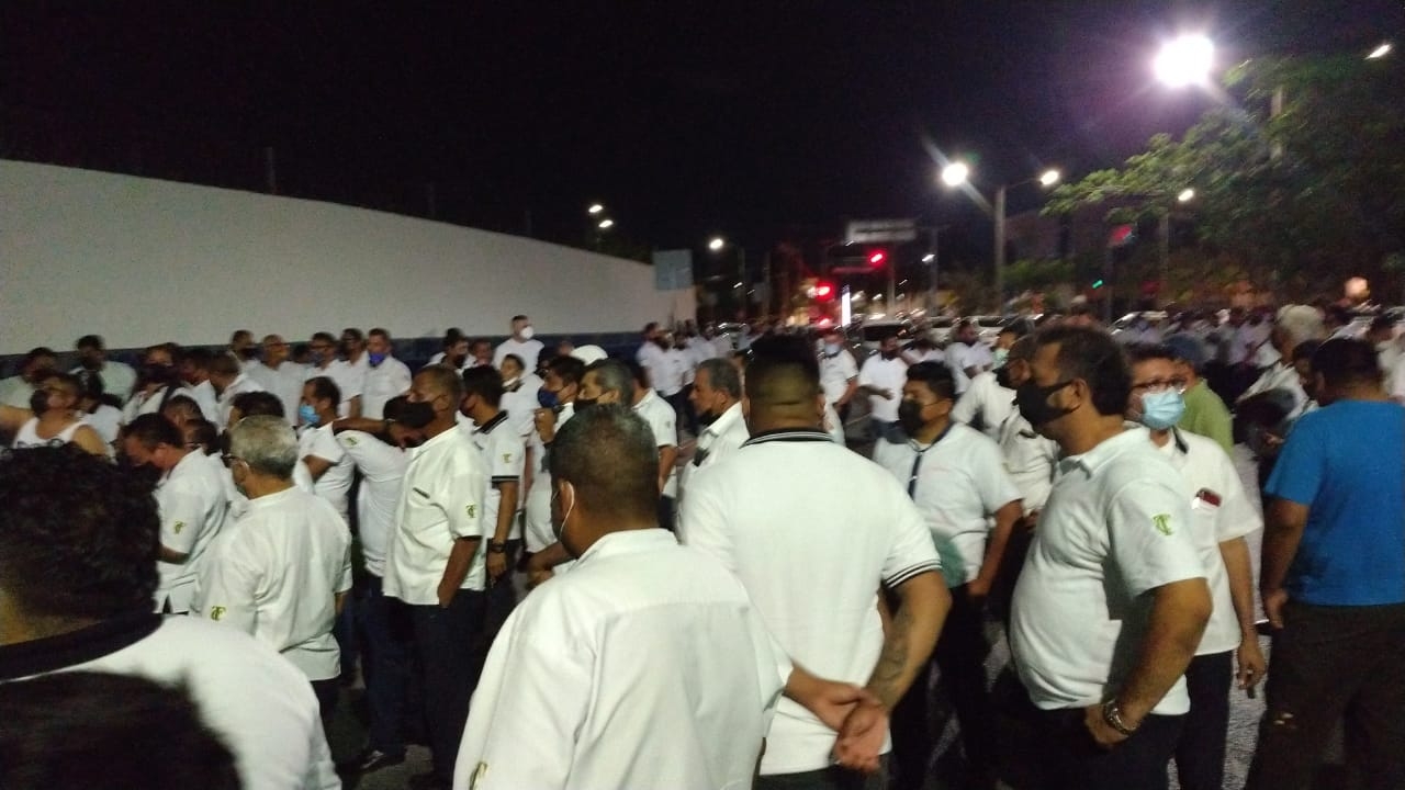 Los alrededor de 300 trabajadores del volante quienes se están manifestando, pertenecen a la Zona Hotelera de Cancún,